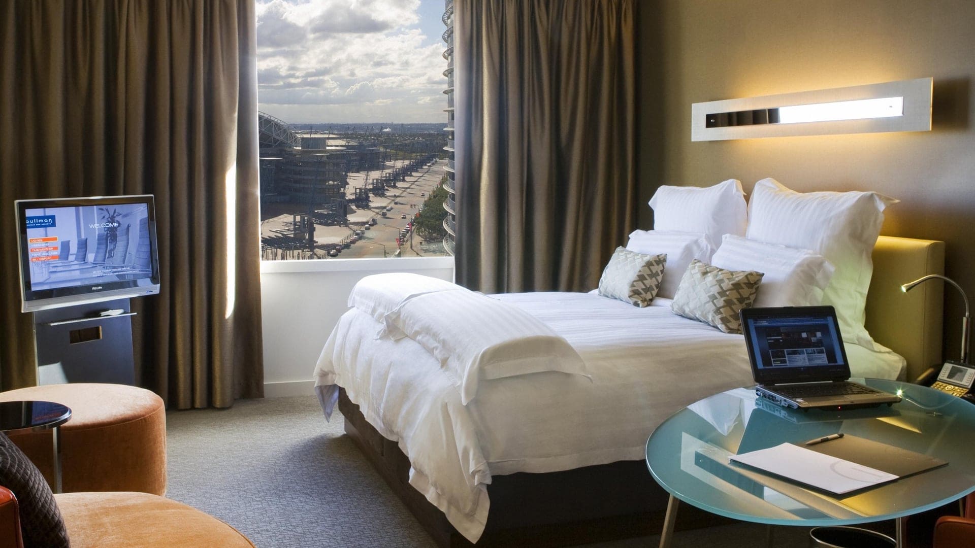 bedroom at pullman sydney