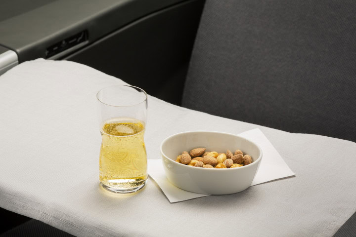 SAS indfører nye måltider og nyt serveringskoncept i business class på langruter - Hovedserveringen - med varme nødder og flere valg af for- og hovedret - 1