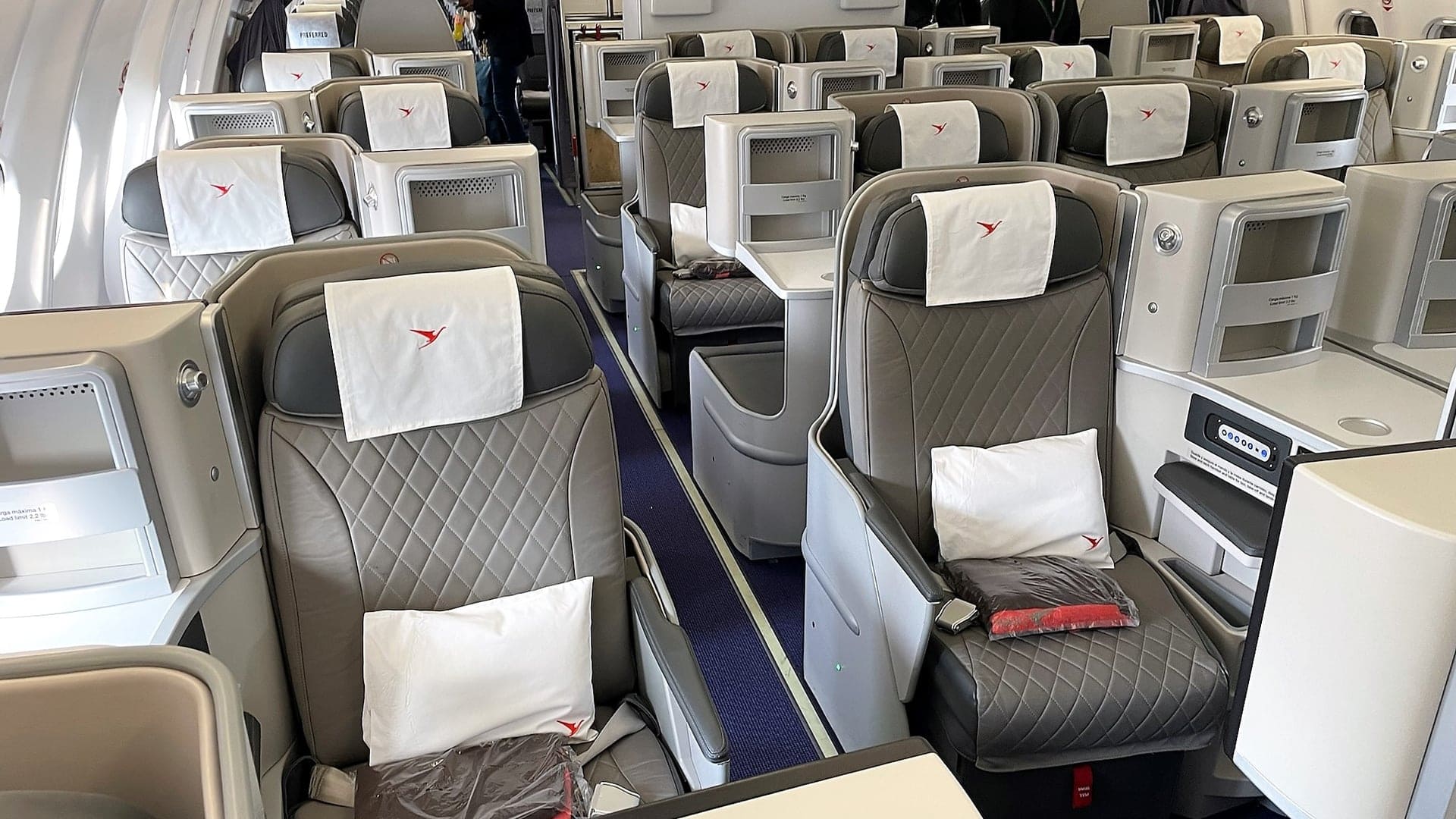 Airline review Cabin & Seat - Surinam Airways - 8