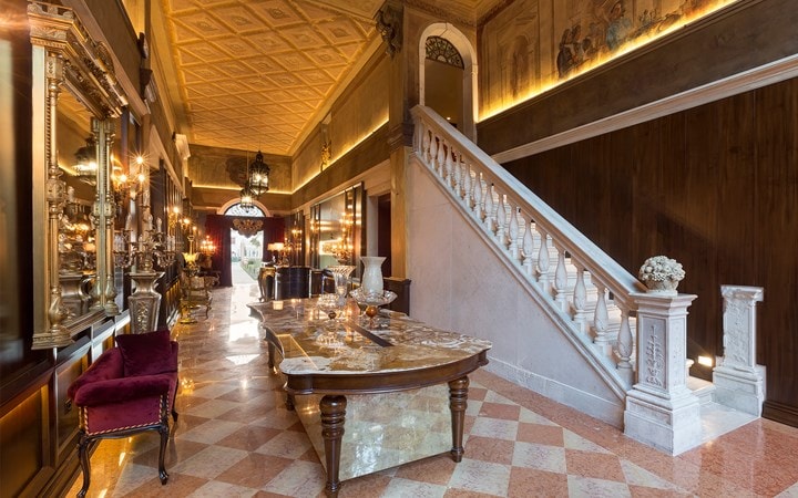 Ett palats i Venedig som blev till hotell - och vilket hotell det blev. - Ankomst och första intrycket: En entré utöver det vanliga