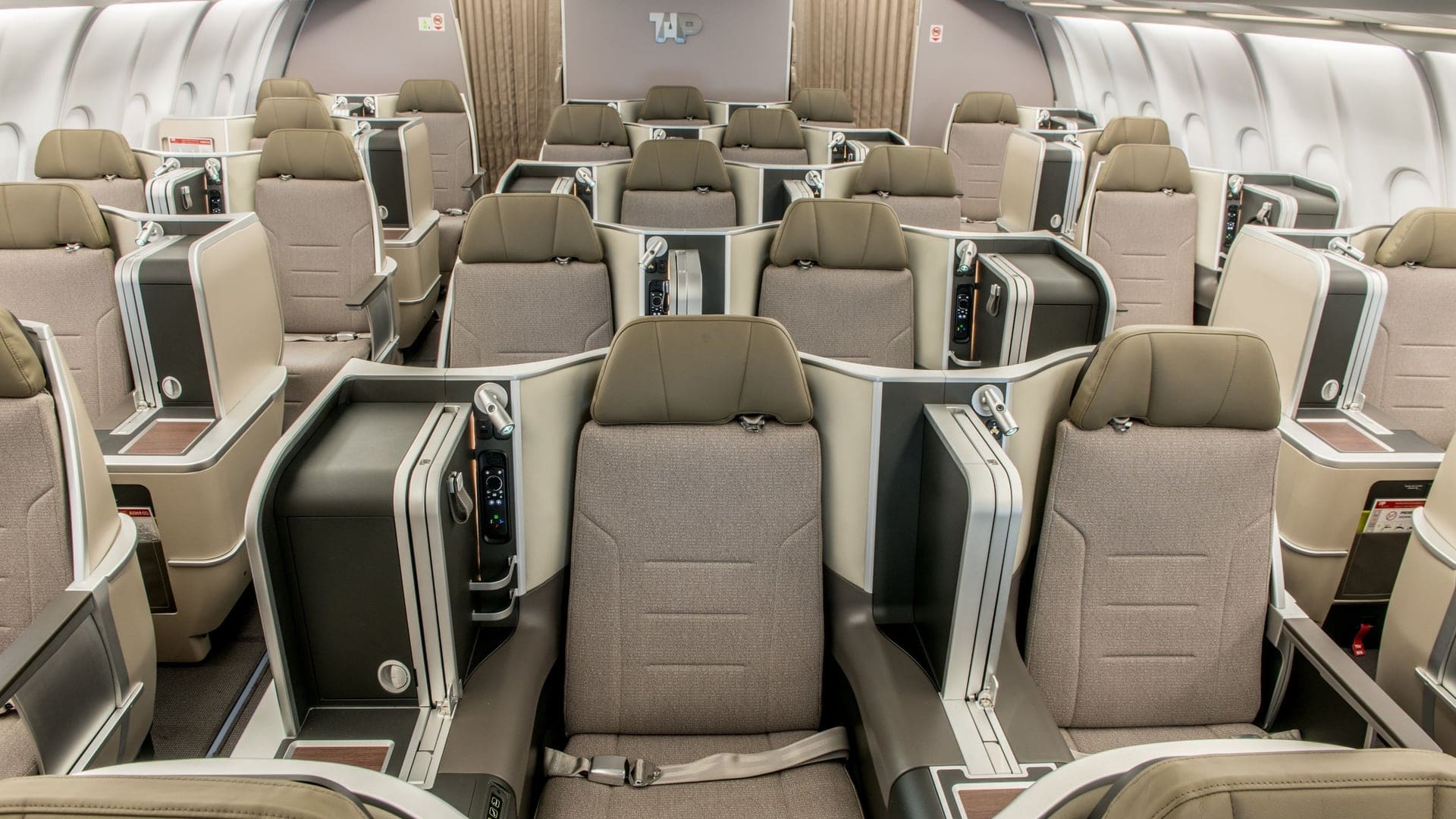 Airline review Cabin & Seat - TAP Air Portugal - 1