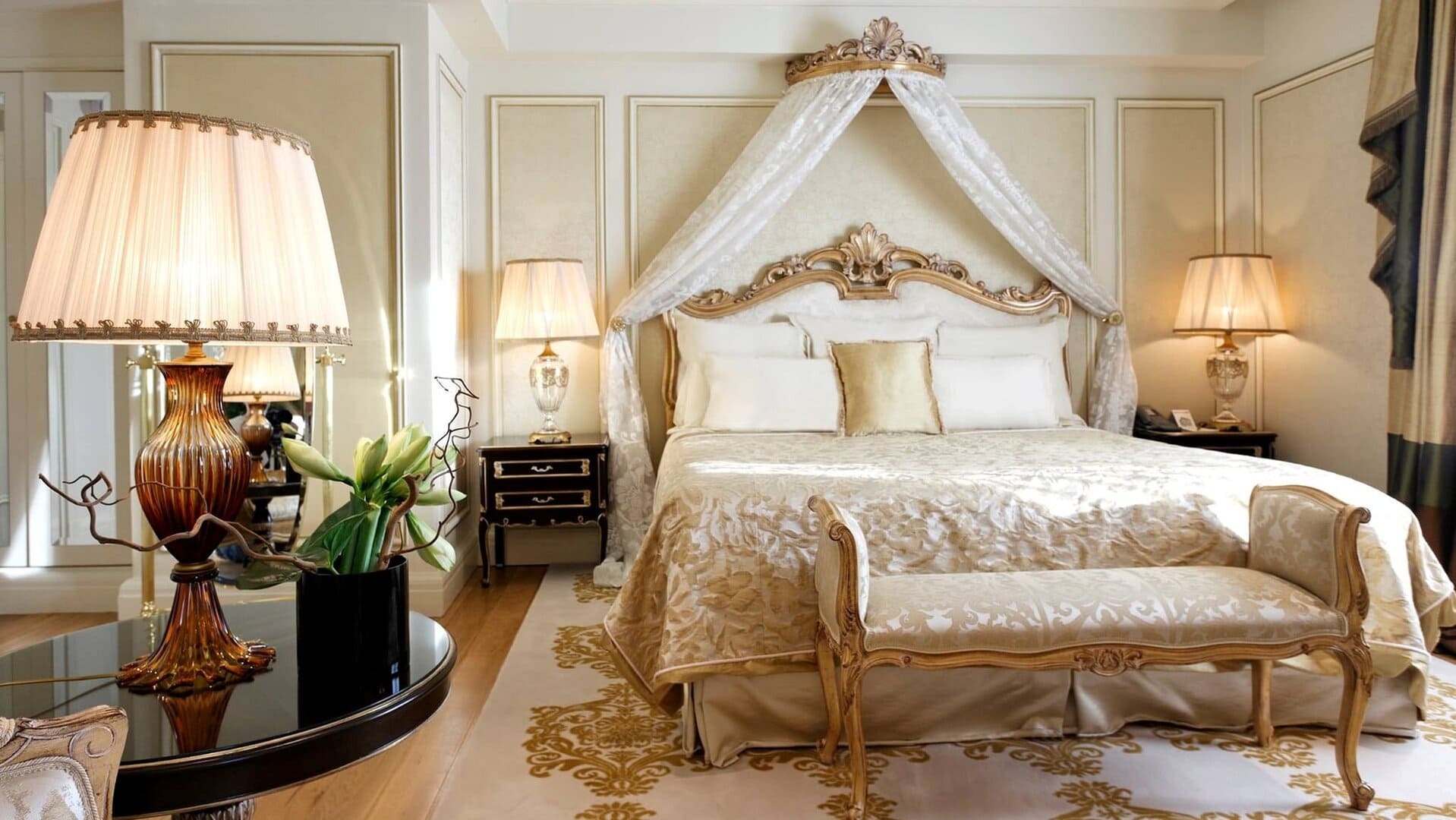 Room at hotel balzac parius