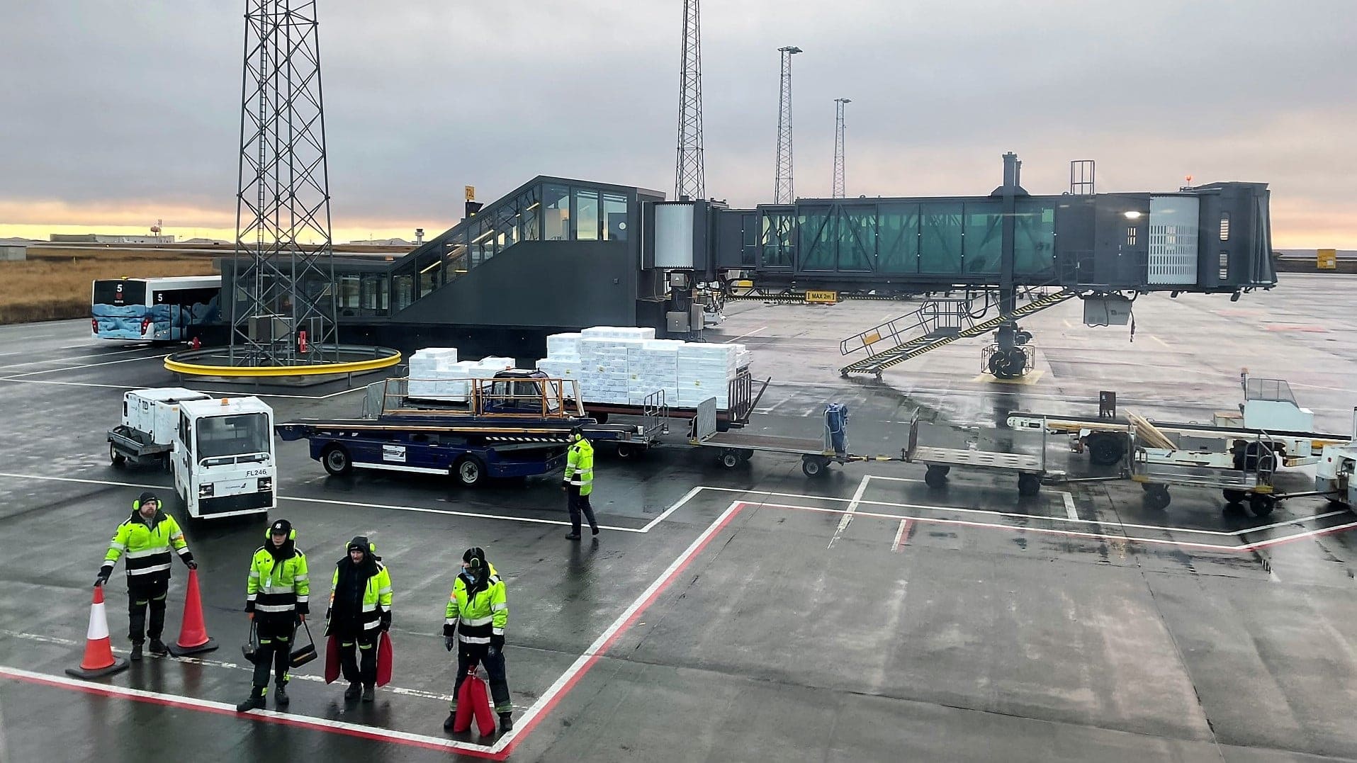 Airline review Airport experience - Icelandair - 11