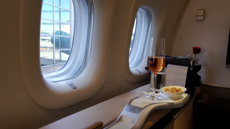 En jämförelse mellan Lufthansa First, Singapore Airlines First, och Singapore Airlines Business