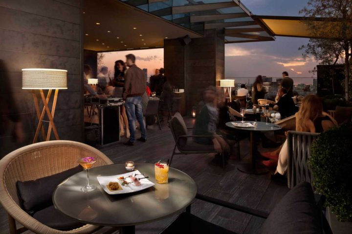 Verdens ti beste hotelltakbarer - Flair Rooftop Restaurant & Bar, Ritz-Carlton Shanghai, Kina
Begrepet å spise "al fresco" (ute i åpen luft) får en helt ny betydning her oppe på Flair. Den elegante restauranten er kronen på verket på dette flotte hotellet, og stilen og stemningen er varm og innbydende. Baren er bygget i flere ulike nivåer. - 3