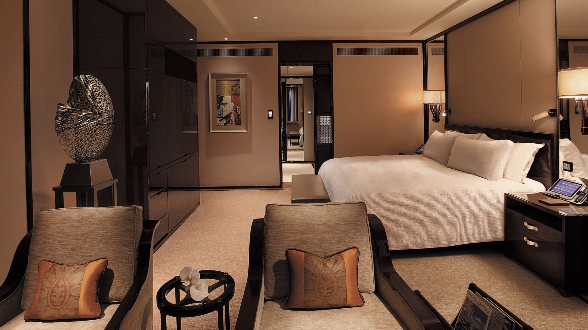 Room with coffe coloured wall design and a calm and modern design in of of the rooms at The peninsuala Hong Kong