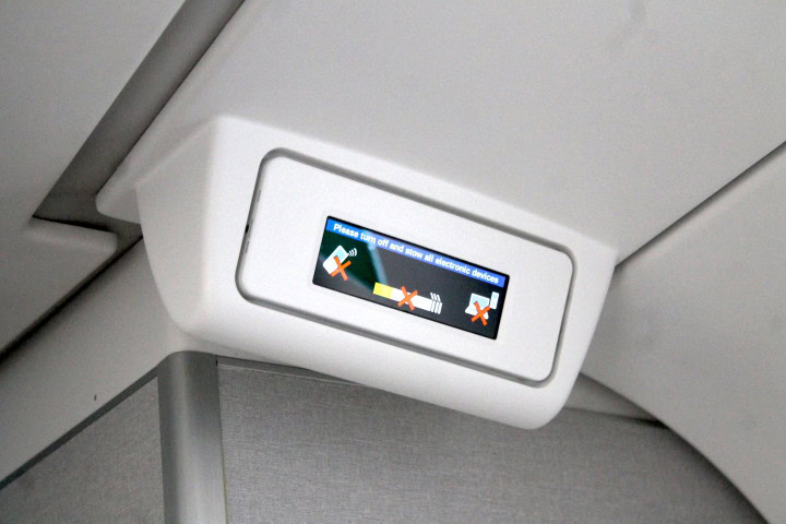Et første kig: Qatar Airways business class og economy class på den nye Airbus A350 - Elektroniske displays och bagagehyller - 1