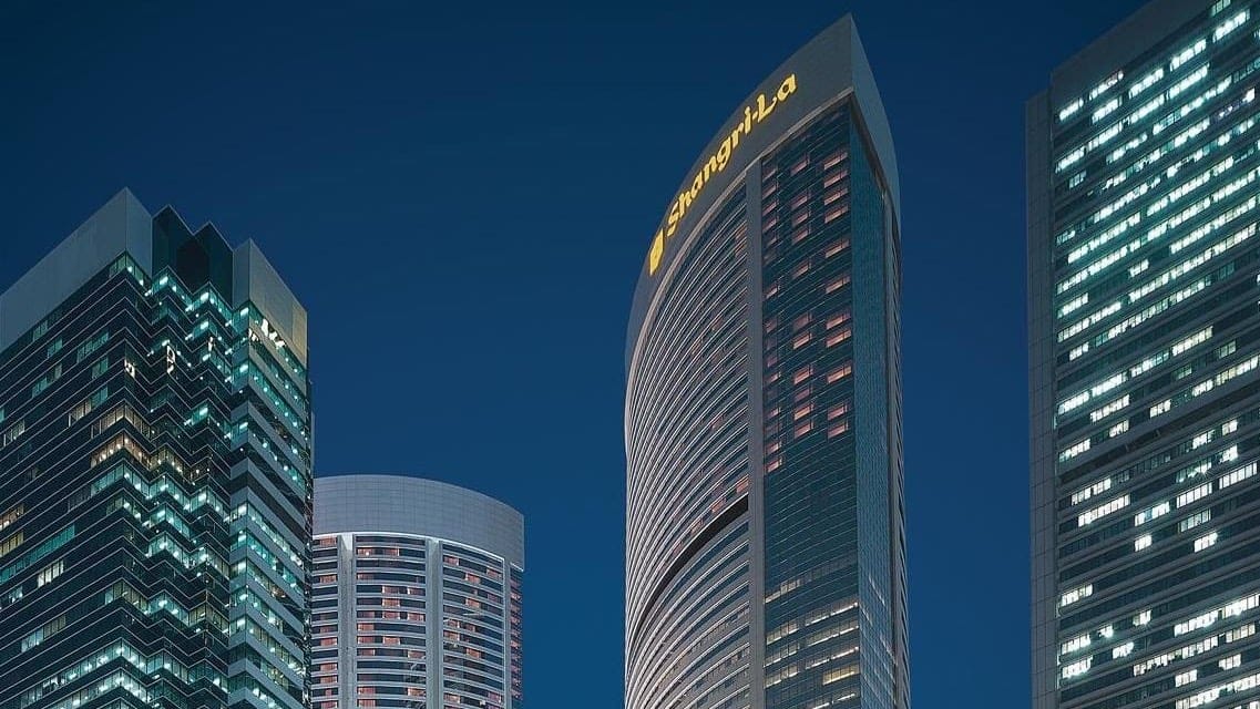Outside view of Island Shangri-La, Hong Kong, a large building with hundreds of windows and yellow text saying: Shangri-la