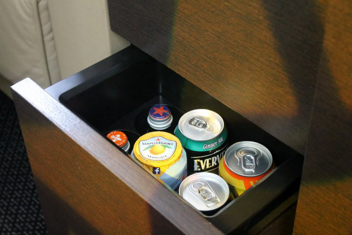 Flere unikke billeder af Etihads første klasse "First Apartment" - Garderobe, minibar og toiletskab - 2