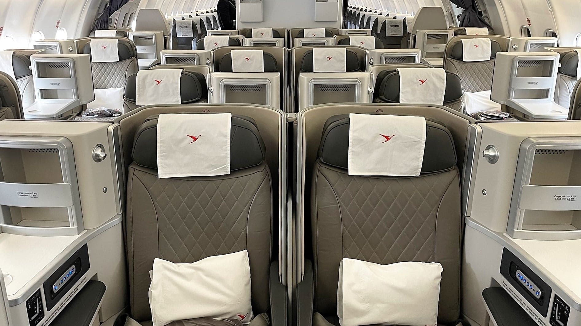 Airline review Cabin & Seat - Surinam Airways - 1