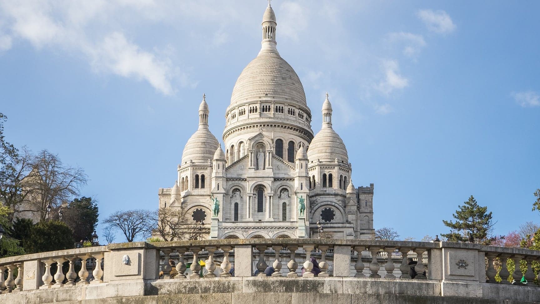 basilica of sacre coeur de montmarte at day