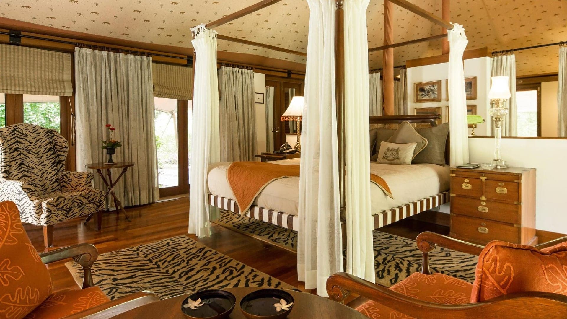 Suite with leopard varpets and chairs with a view to the nature