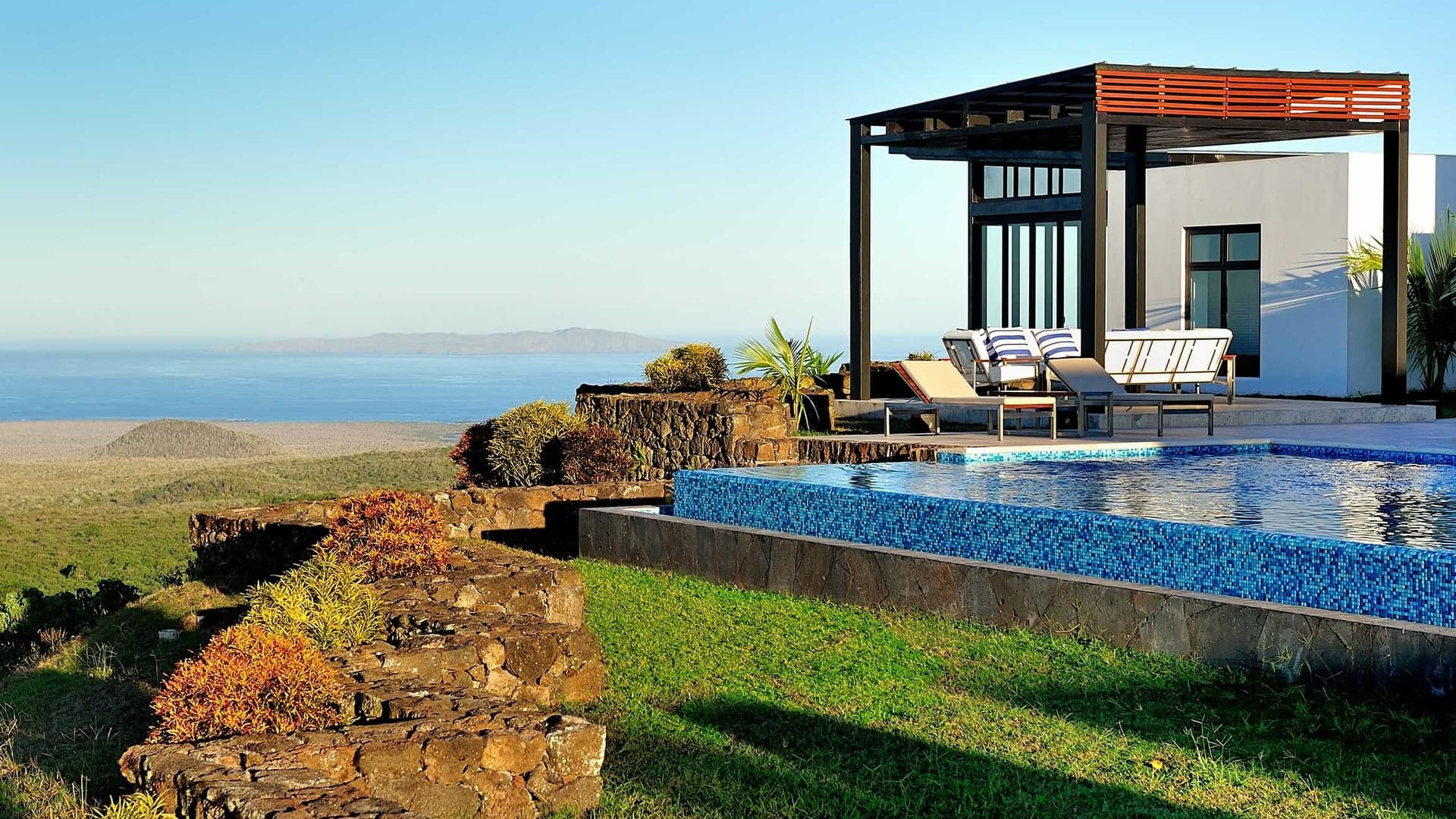 Infinity pool with view to the ocean 