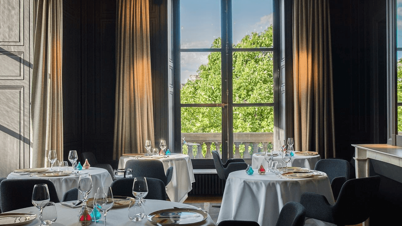 Resturant guy savoy paris with round tables and large windows