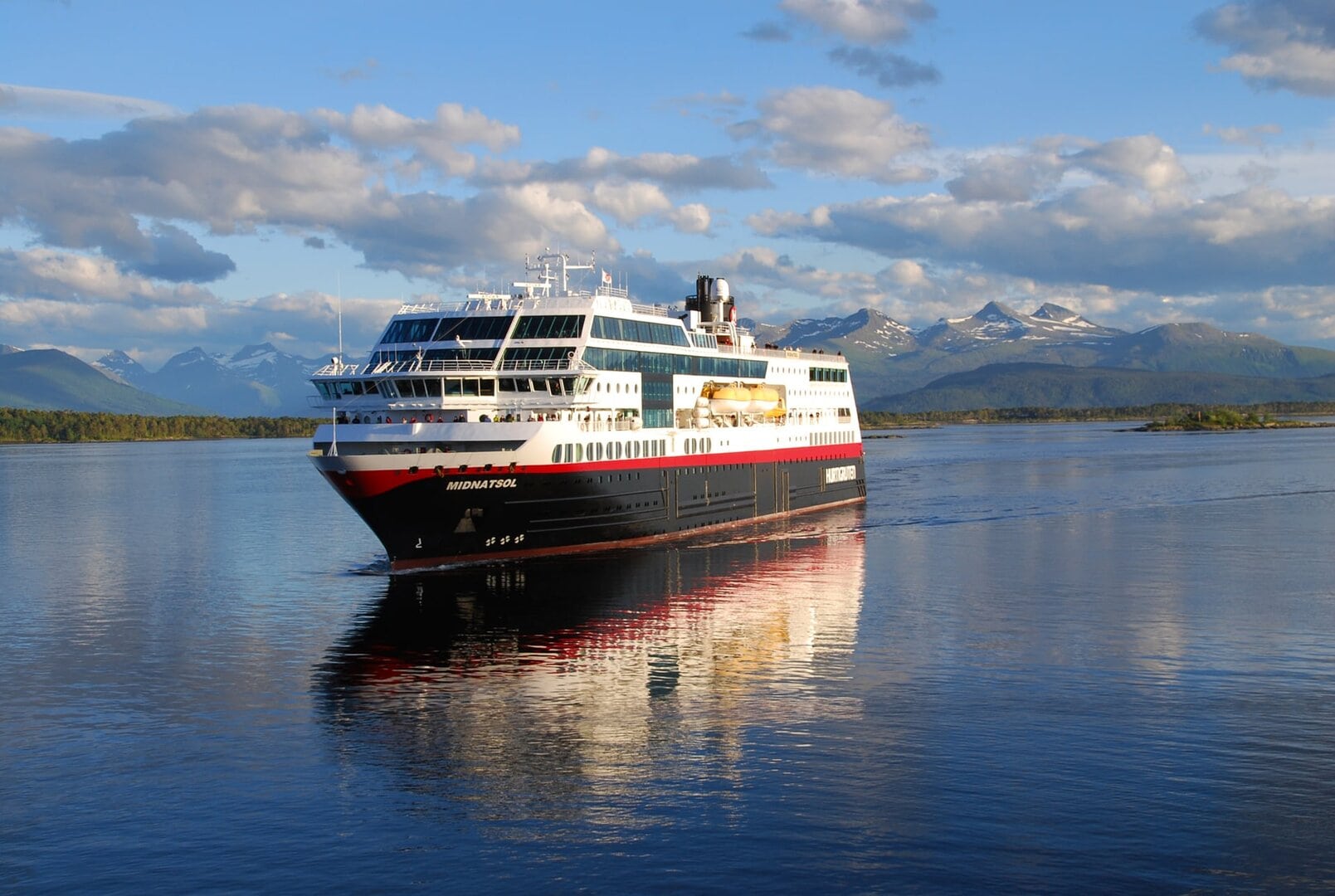 Hurtigruten seiler igjen, og vi sponser flybilletten!