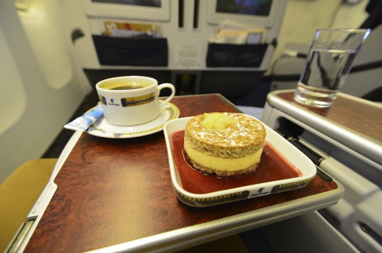 Business class utan alkohol? Vi Testar EgyptAir Paris-Kairo - 7