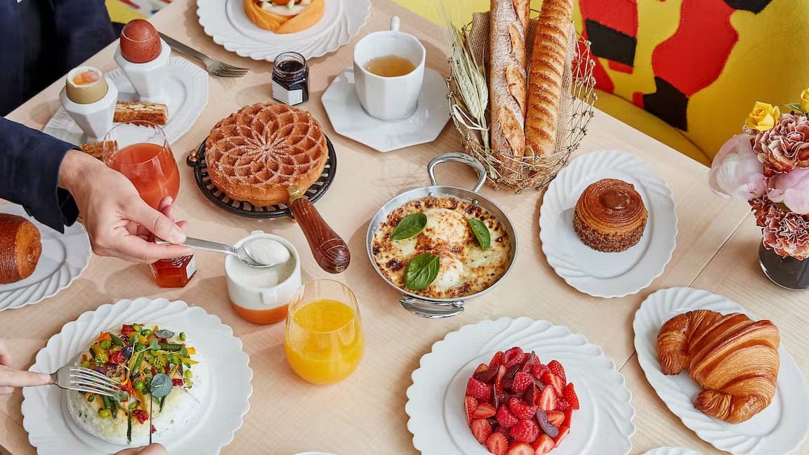 Cake, Bread, strawberries, eggs and orangejuice. Breakfast at Le Tout Paris.
