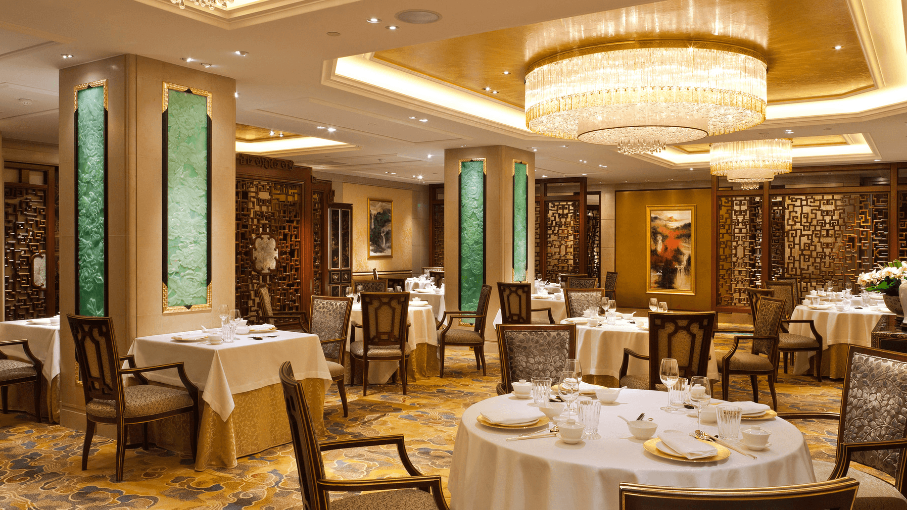 Shang Palace resturant with a chinese style with gold decor