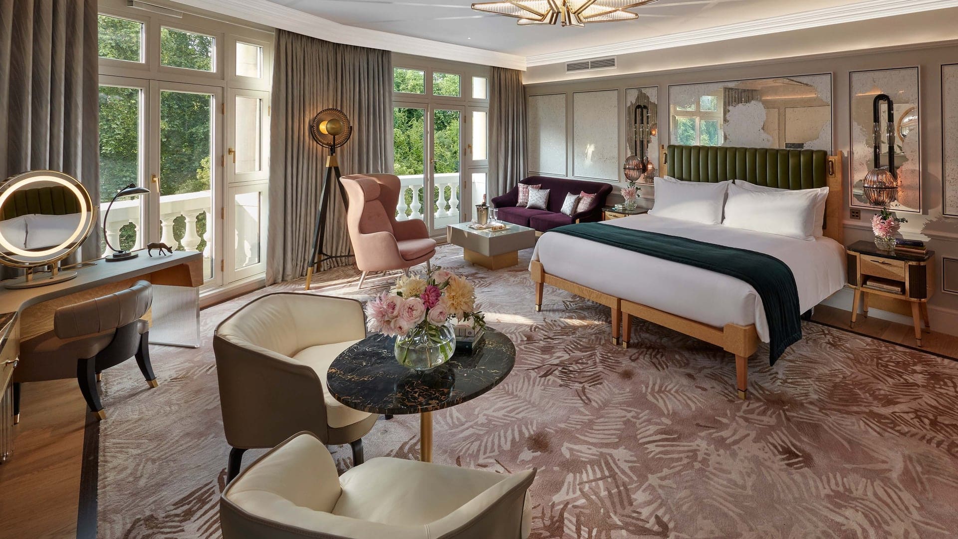 Suite with king sized bed at mandarin oriental hyde park.