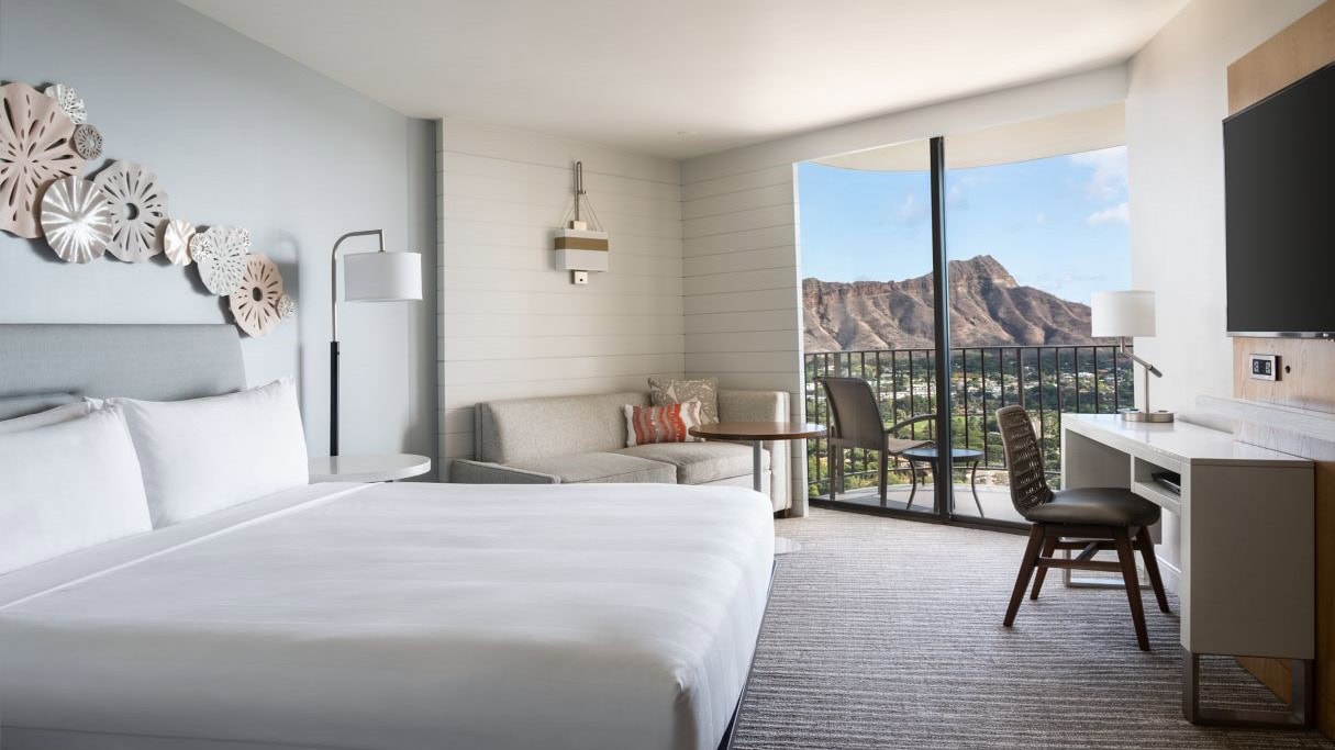 White decor bedroom with view of the mountains and nature at Waikiki Beach Mariott Resort å Spa.