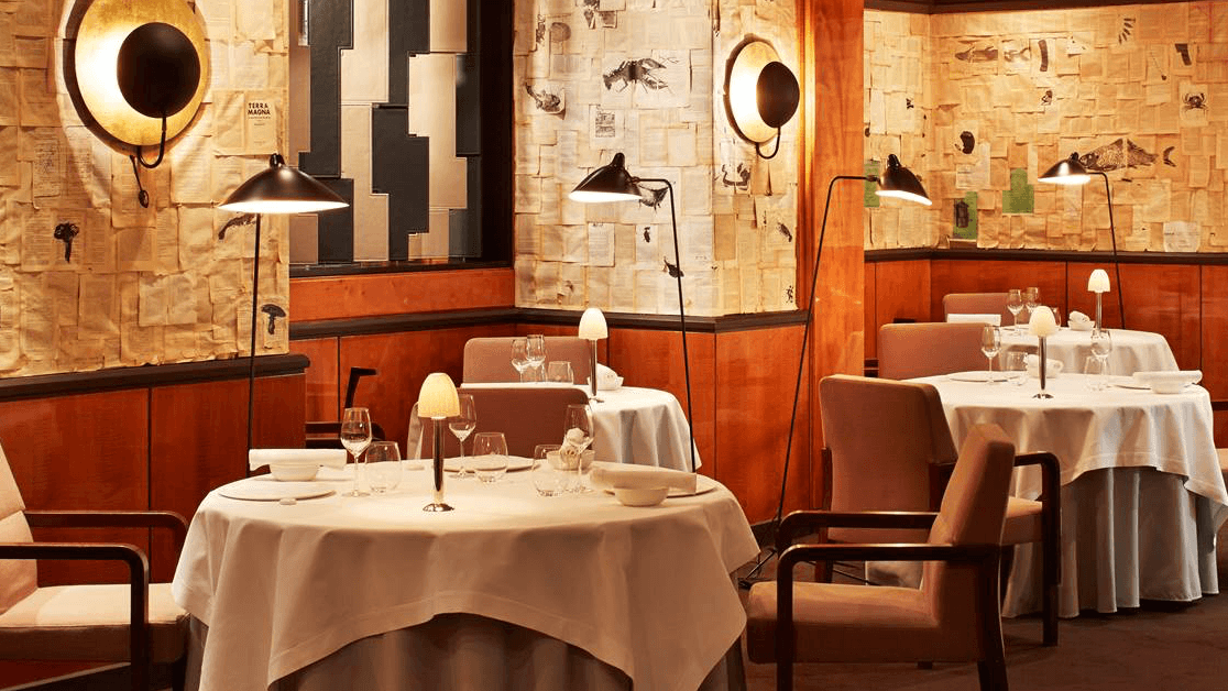 resturant pierre gagnaire paris with round tables