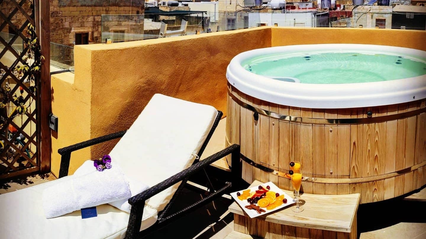 hot tub in The Coleridge Boutique Hotel In Valletta