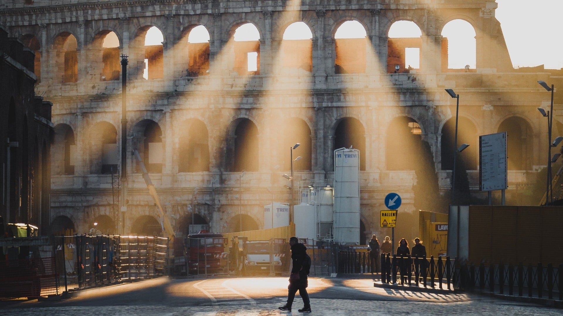 The facisnating Colosseum at dag time from a outside perspective