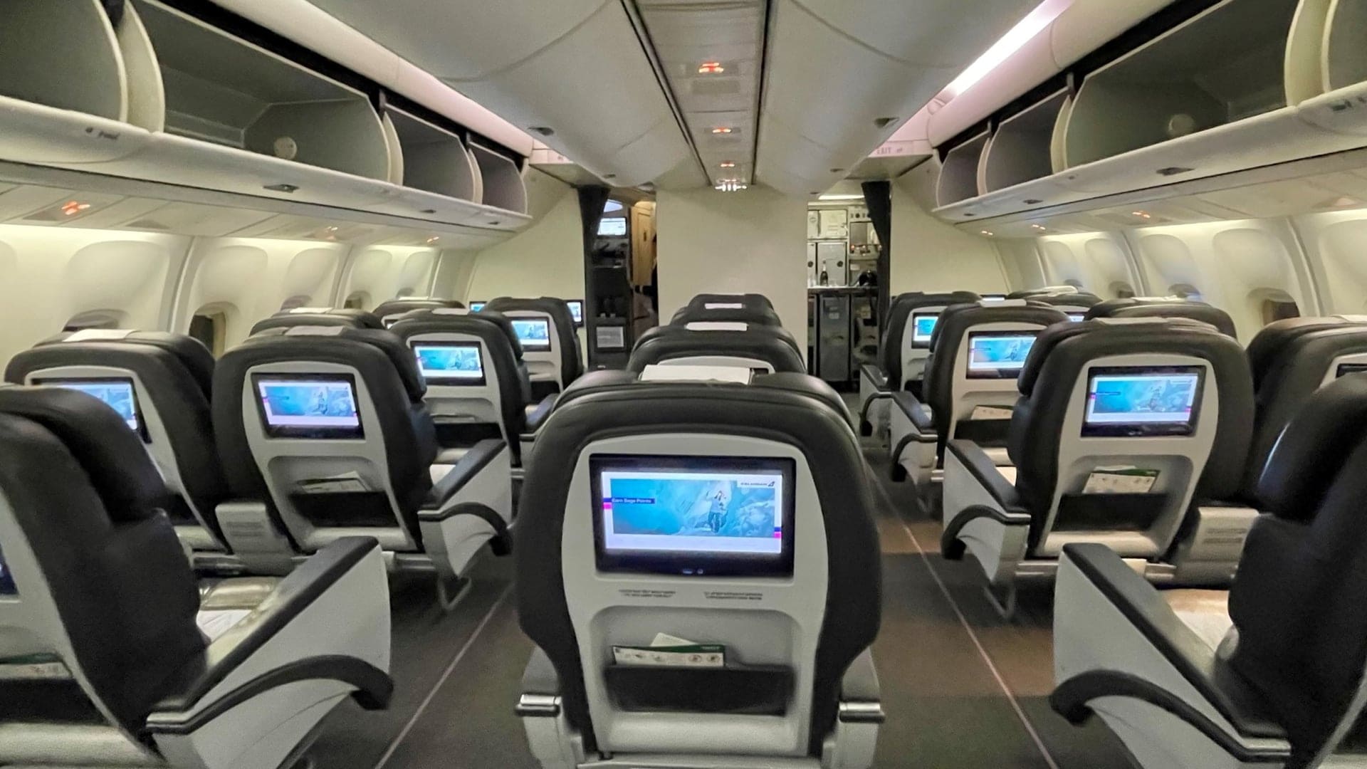 Airline review Cabin & Seat - Icelandair - 7