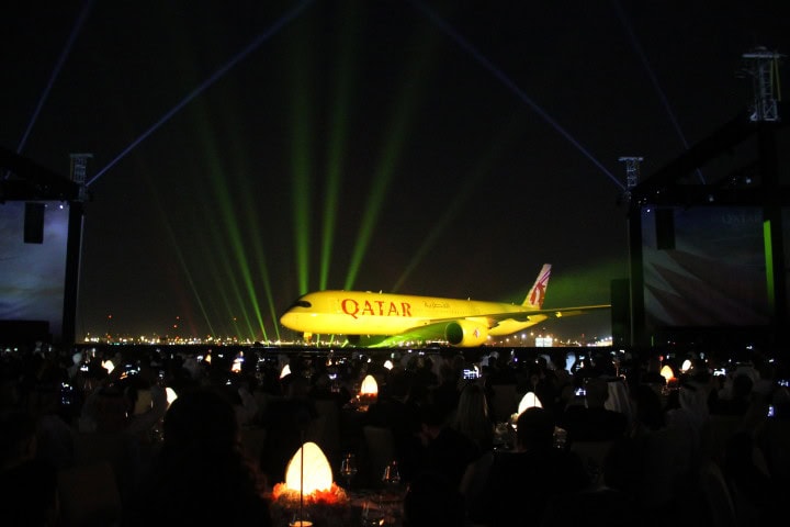 Indvielse af verdens første Airbus A350 hos Qatar Airways i Doha - med lysshow - 6