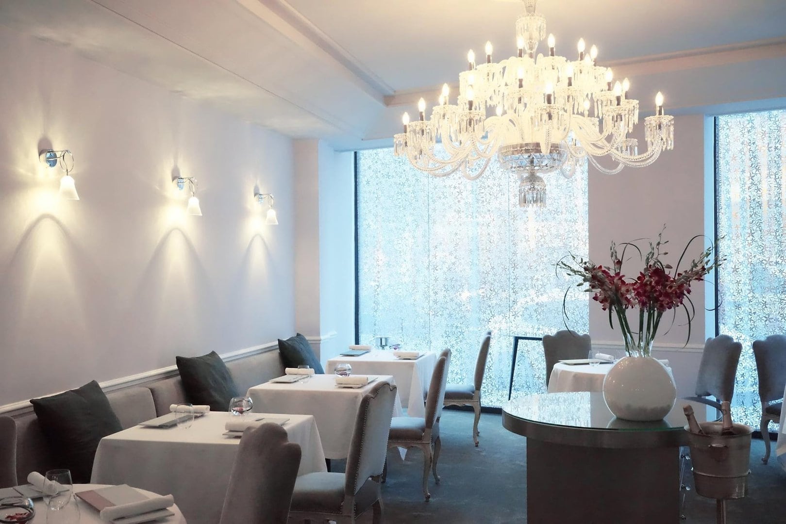 Resturant kei paris with a white finish and design