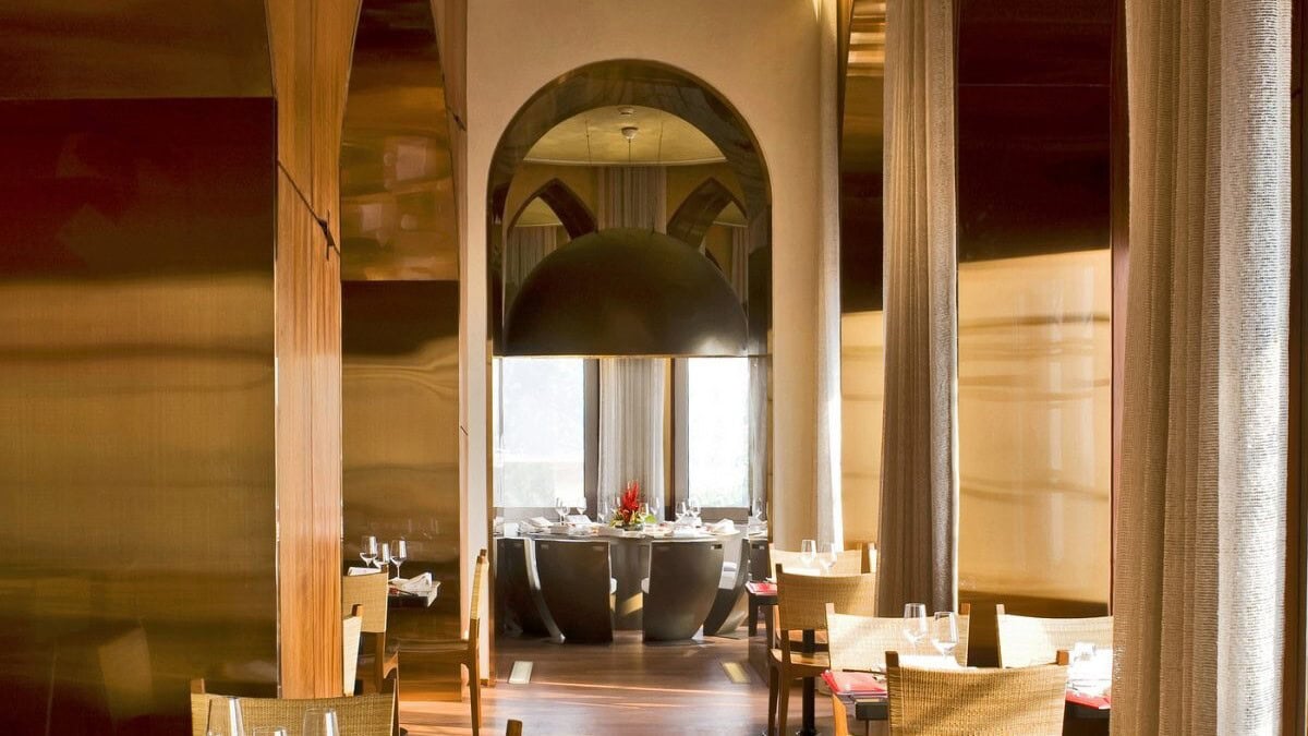 Dining area with large round black sining table, other smaller tables at The Traditional japenese courses at Wasabi