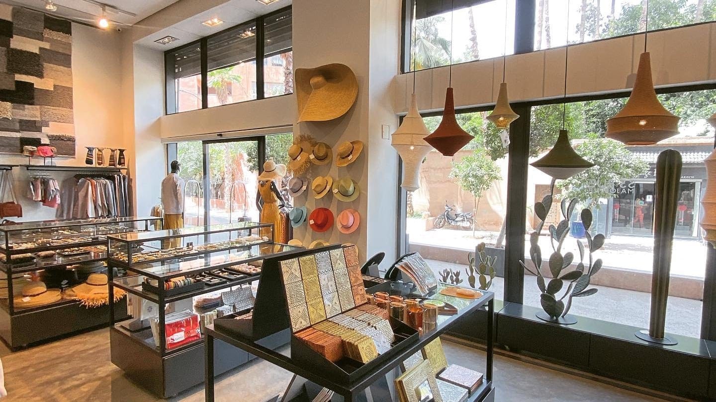 Moroccan designes gidt shop with hats, lamps and other accesories.