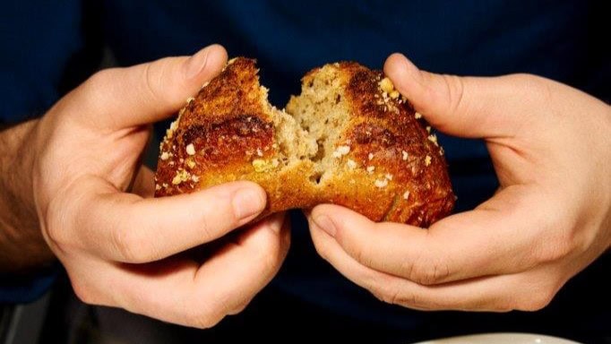 Lufthansa onboards bread & Lindt chocolate