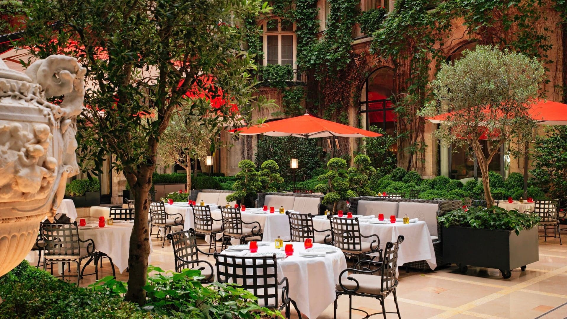 La cour jardin courtyard at hotel plaza athenee