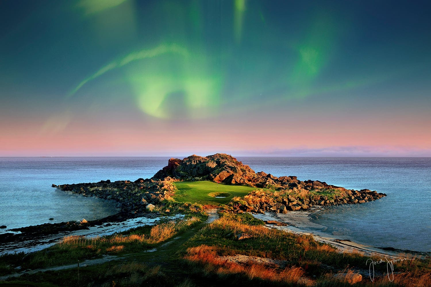 Golfing under the Northern Lights at Lofoten