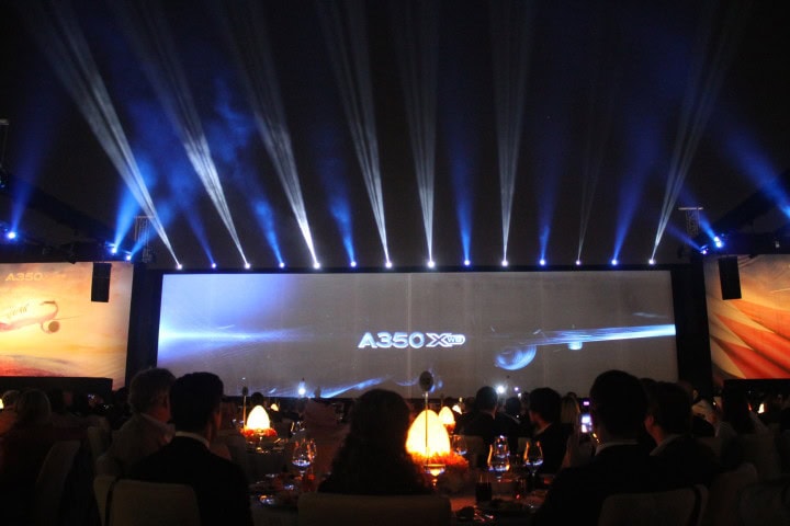 Indvielse af verdens første Airbus A350 hos Qatar Airways i Doha - med lysshow - 3