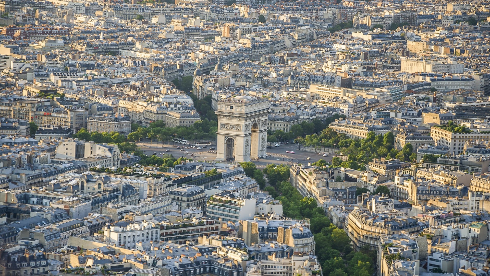 avenue des champs-elysees seen from a distance