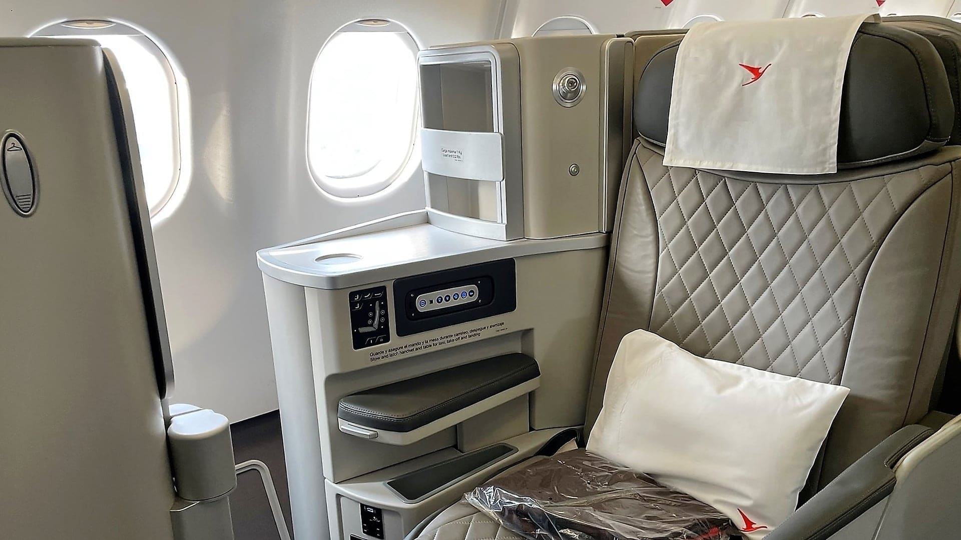 Airline review Cabin & Seat - Surinam Airways - 9