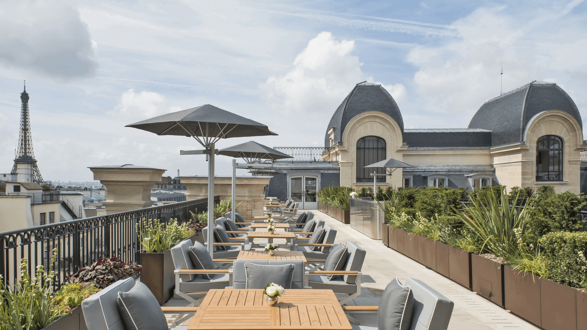 Outdoor terrace resturant L´oiseau blanc paris