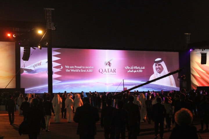 Indvielse af verdens første Airbus A350 hos Qatar Airways i Doha - med lysshow
