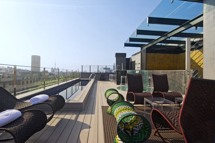 Verdens ti beste hotelltakbarer - Flair Rooftop Restaurant & Bar, Ritz-Carlton Shanghai, Kina
Begrepet å spise "al fresco" (ute i åpen luft) får en helt ny betydning her oppe på Flair. Den elegante restauranten er kronen på verket på dette flotte hotellet, og stilen og stemningen er varm og innbydende. Baren er bygget i flere ulike nivåer. - 2