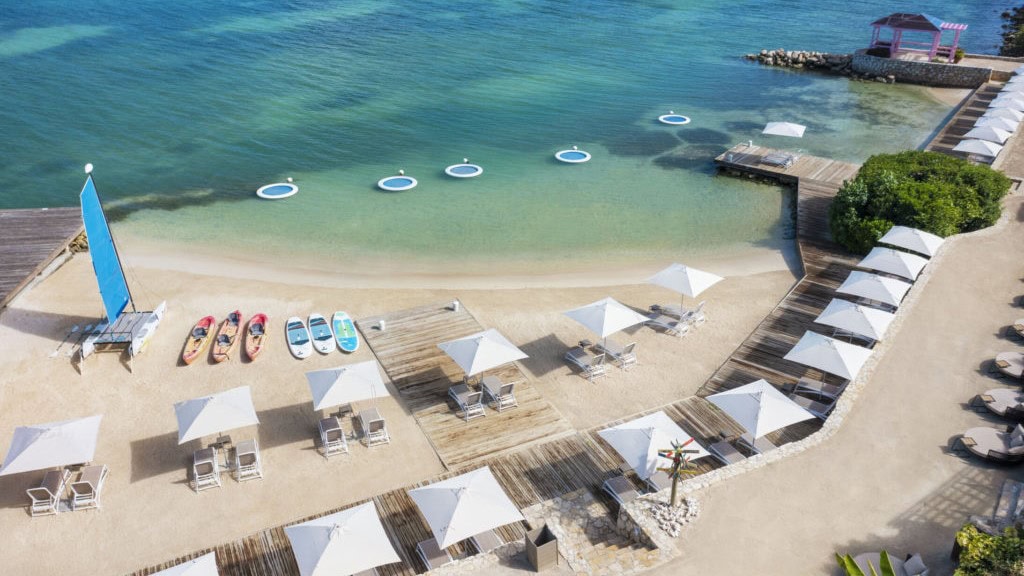 Bird view of the private beach at Hammock Cove Resort å Spa