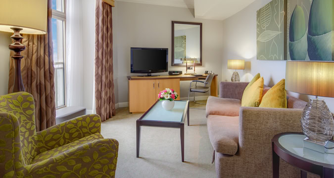 5-Star London Hilton on Park Lane Celebrates 55th Anniversary With Sixties-Themed Party - 3