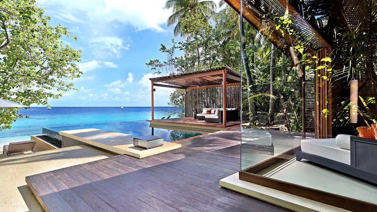 Park Hyatt Maldives Hadahaa's room with an infinity pool