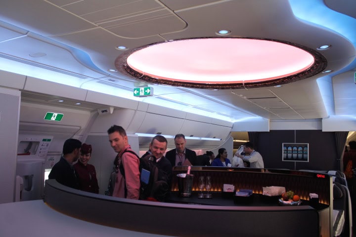 En första titt: Qatar Airways business class och economy class på nya Airbus A350 - Loungeområde i business class