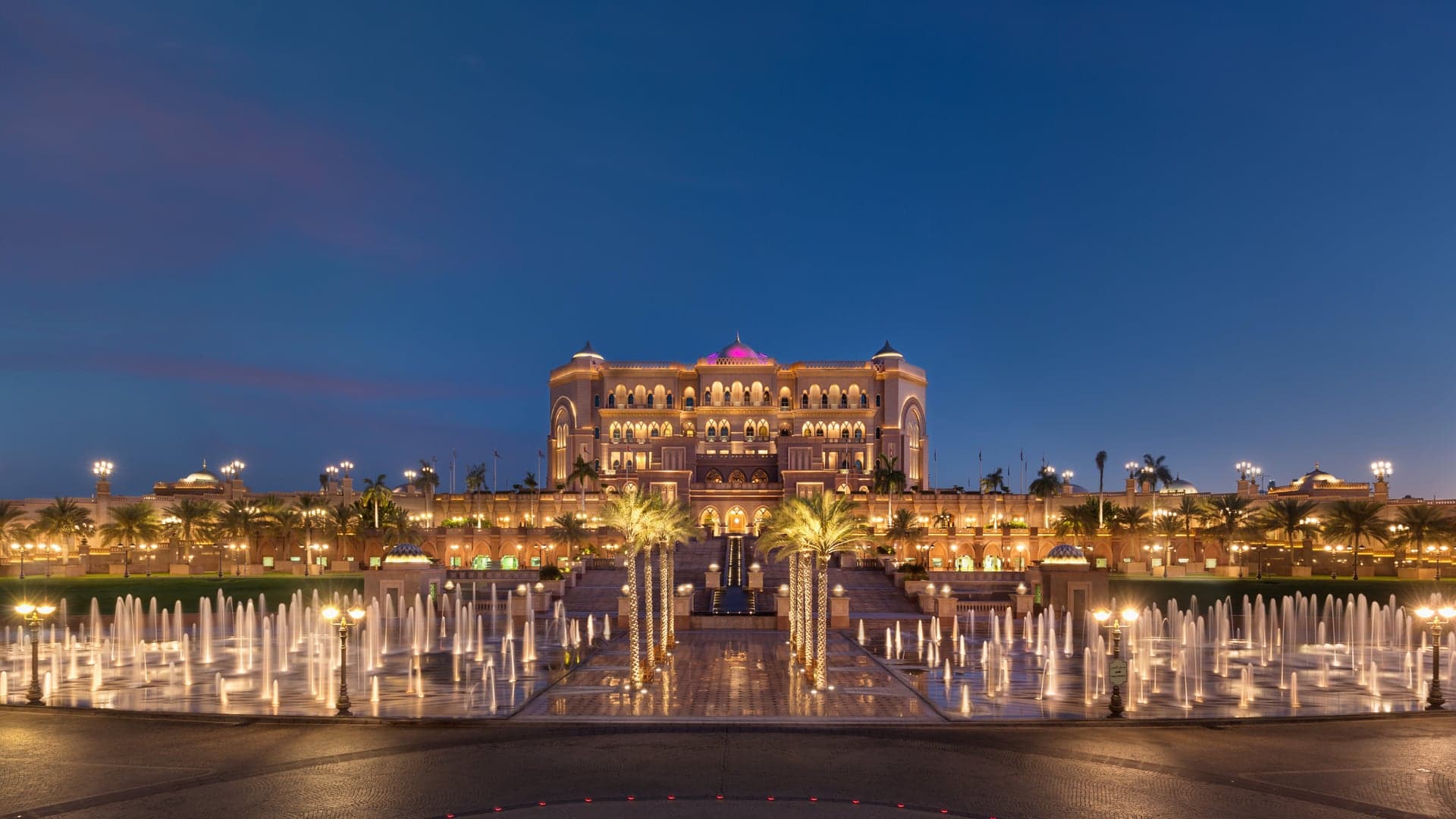 THe emirates palace in abu dhabi