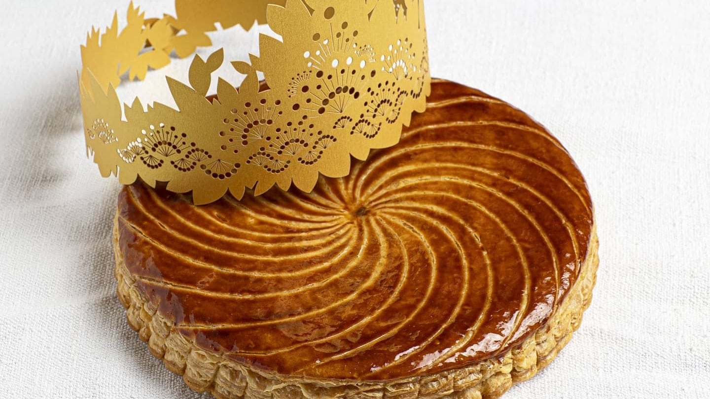 A cake with a crown at Des Gateaux et du Pain