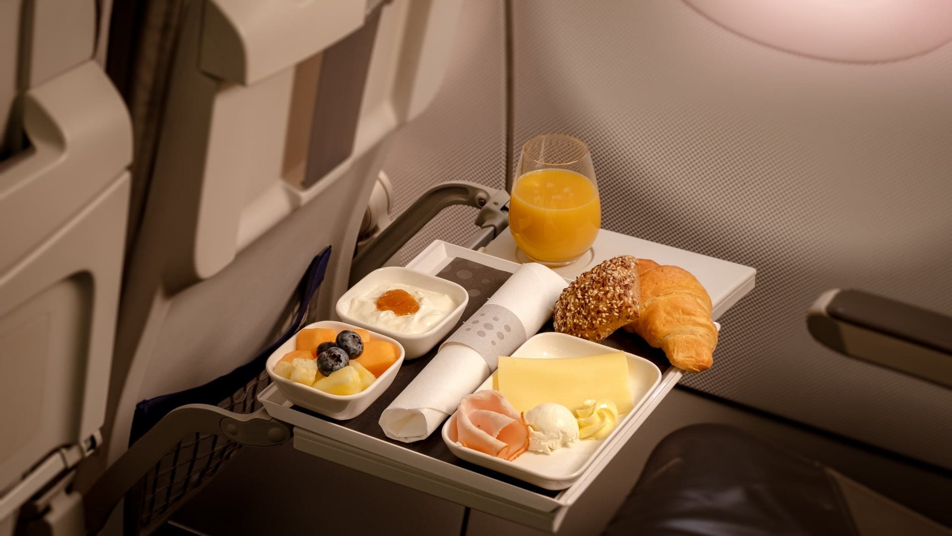 Airlines News - Brussels Airlines - new menus & Neuhaus chocolate returns