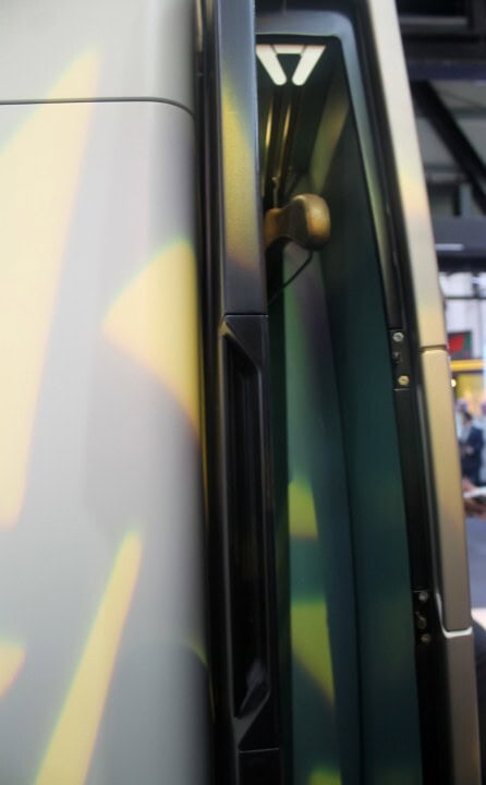 Flere unikke billeder af Etihads første klasse "First Apartment" - Garderobe, minibar og toiletskab - 1