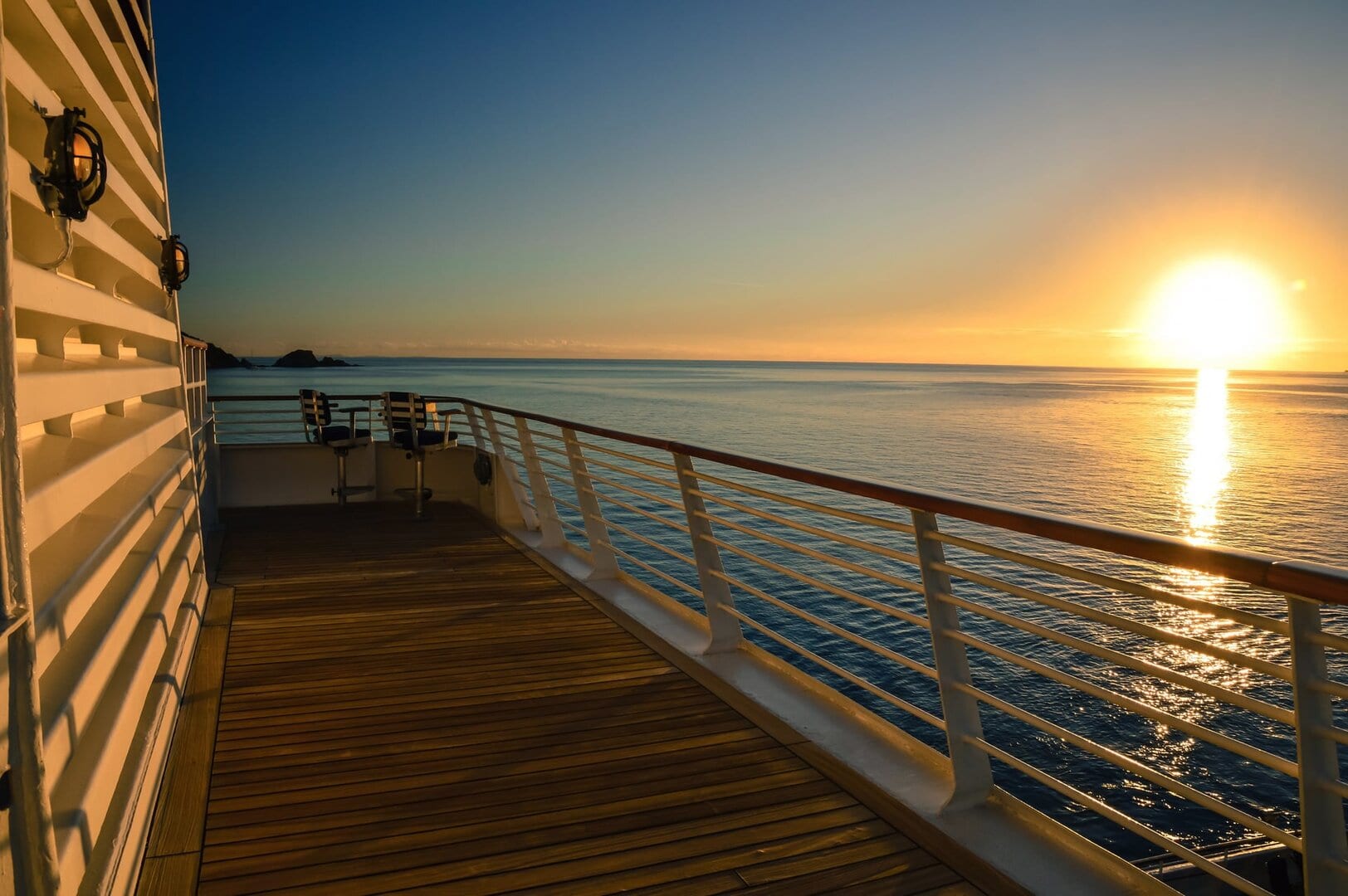 I sommer kan du sove ute under midnattssolen - til sjøs!